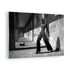 Glastavla - Bild på glas - Svartvitt fotografi av en kvinna i elegant klädsel i en urban miljö. - 70x50cm -  Stadselegans - Modern väggdekoration för vardagsrum och sovrum ARTTOR