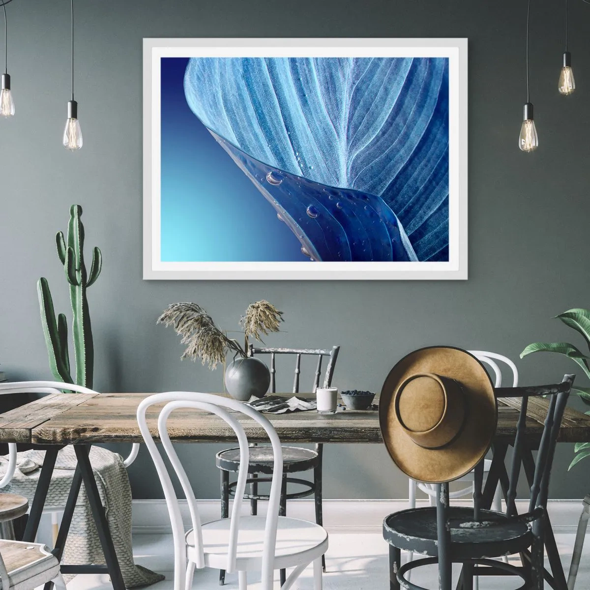 Affisch i vit ram - Dolda droppar av blått - 91x61 cm