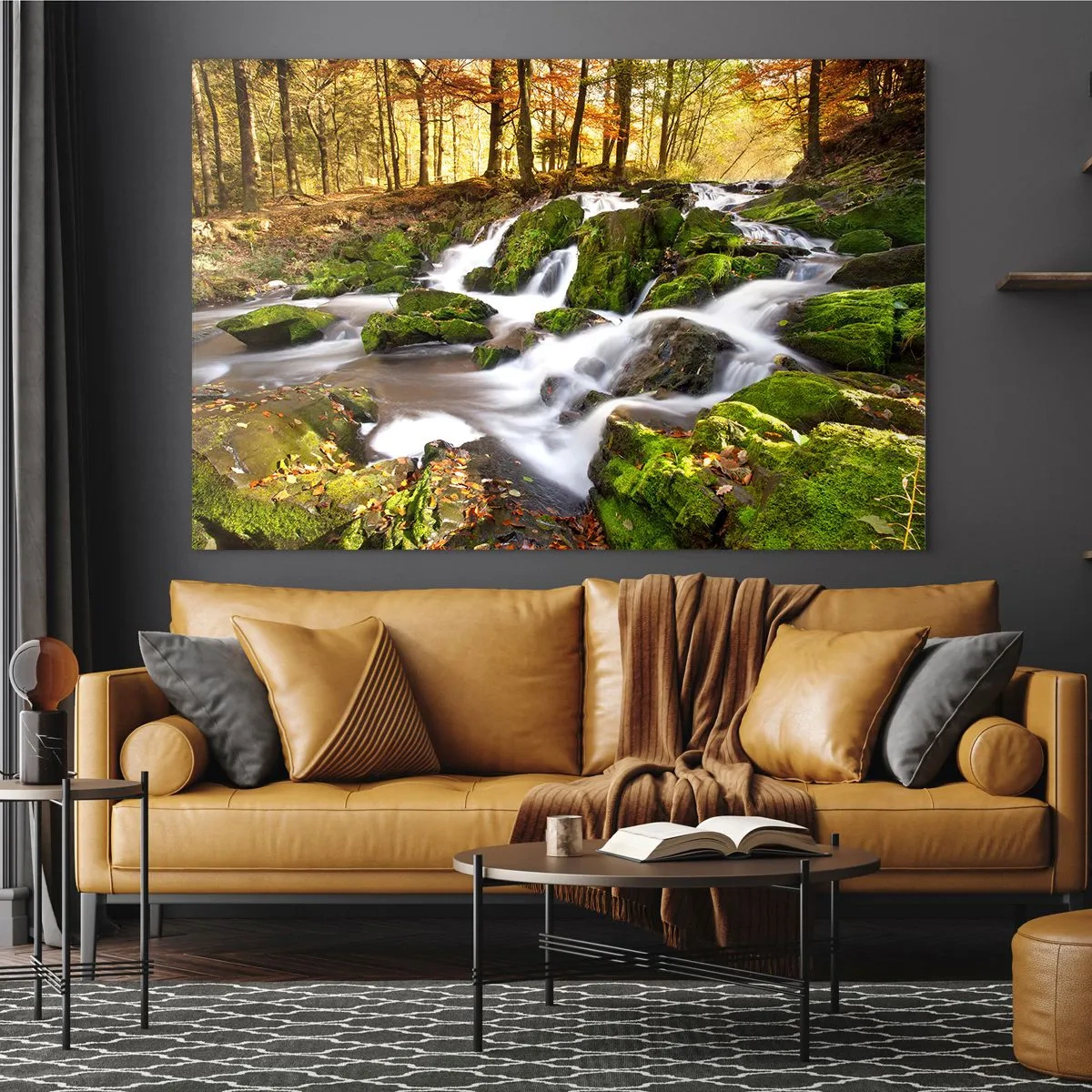 Glastavla - Bild på glas - En skogsbäck med vattenfall i ett höstlandskap - 70x50cm - Kvickt genom höstskogen - Modern väggdekoration för vardagsrum och sovrum ARTTOR