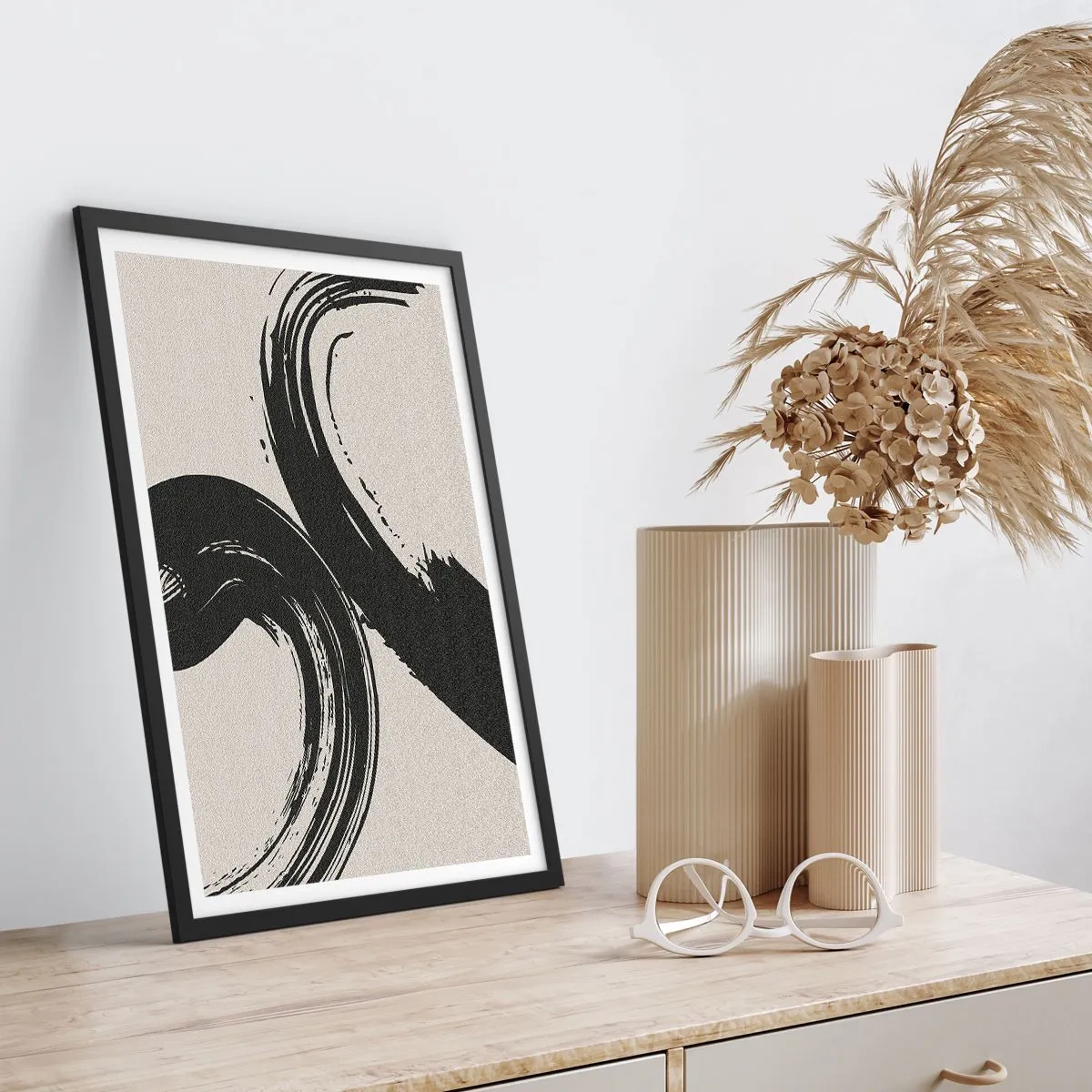 Affisch i svart ram - Dynamiska penseldrag på en beige bakgrund - 50x70cm - Svepande och cirkulärt - Modern väggdekoration för vardagsrum och sovrum ARTTOR