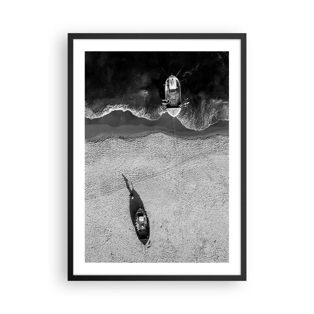 Affisch i svart ram - Ett svartvitt flygfotografi av en båt på en strand - 50x70cm - Fortfarande på stranden... - Modern väggdekoration för vardagsrum och sovrum ARTTOR