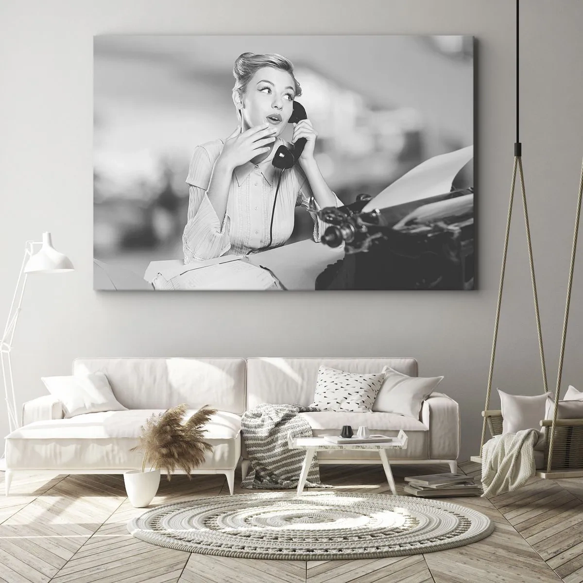 Canvastavla - Bild på duk - En kvinna som pratar i telefon vid en skrivmaskin - 70x50cm - Hallå, tillbaka till 50-talet. - Modern väggdekoration för vardagsrum och sovrum ARTTOR