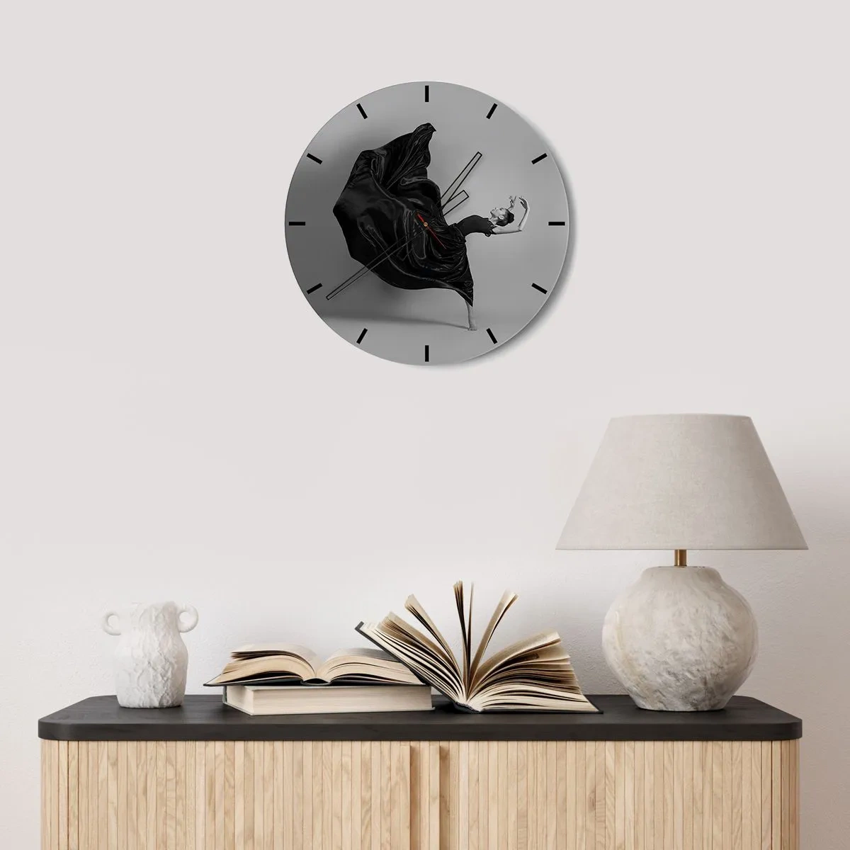 Väggklocka - Klocka på glas - En dansare i en dynamisk pose i en svart klänning - 30x30cm - Bevingad av musiken - Modern väggdekoration för vardagsrum, kök och sovrum ARTTOR