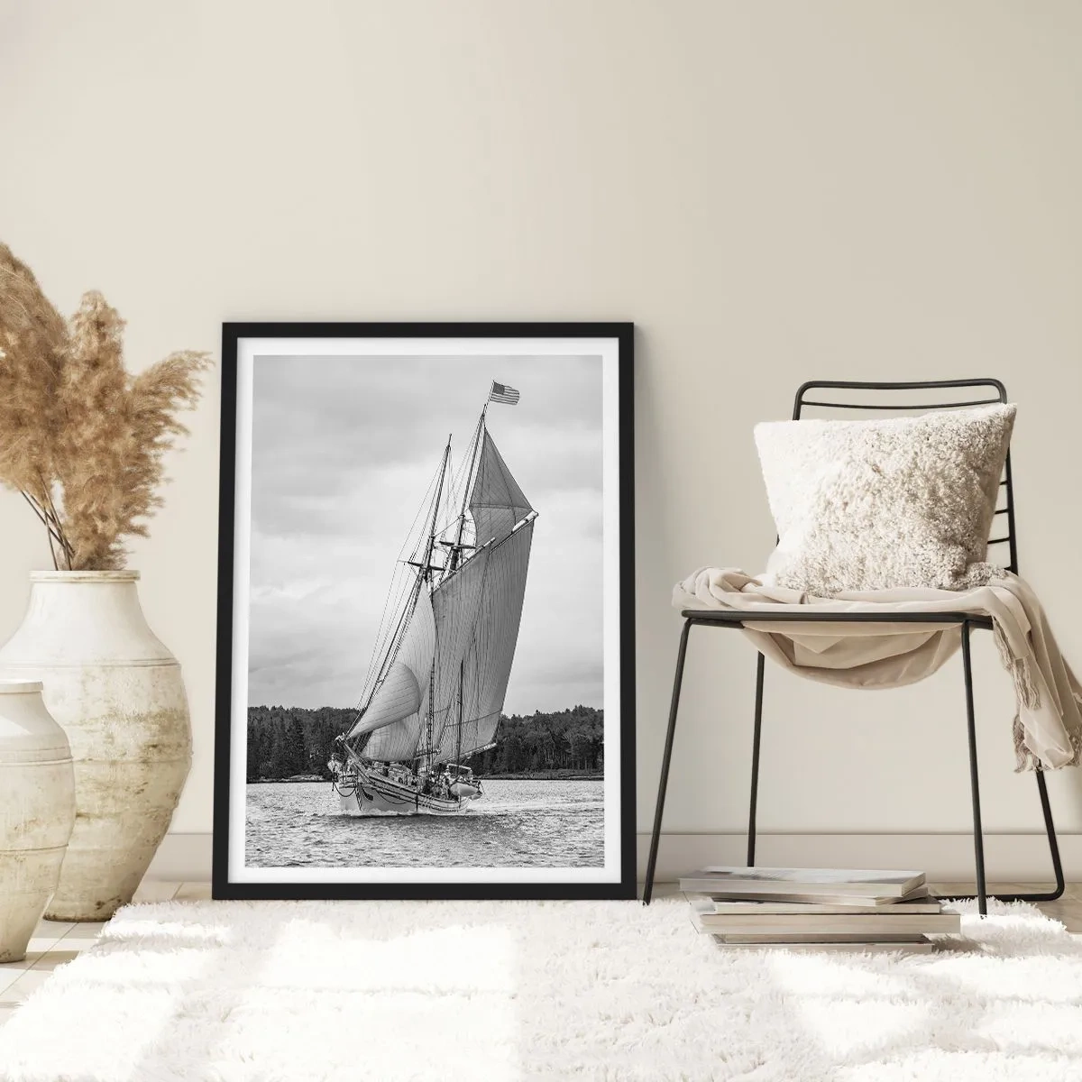 Affisch i svart ram - Ett segelfartyg med stora segel som seglar på havet i svartvitt - 50x70cm - Vindens bröder - Modern väggdekoration för vardagsrum och sovrum ARTTOR