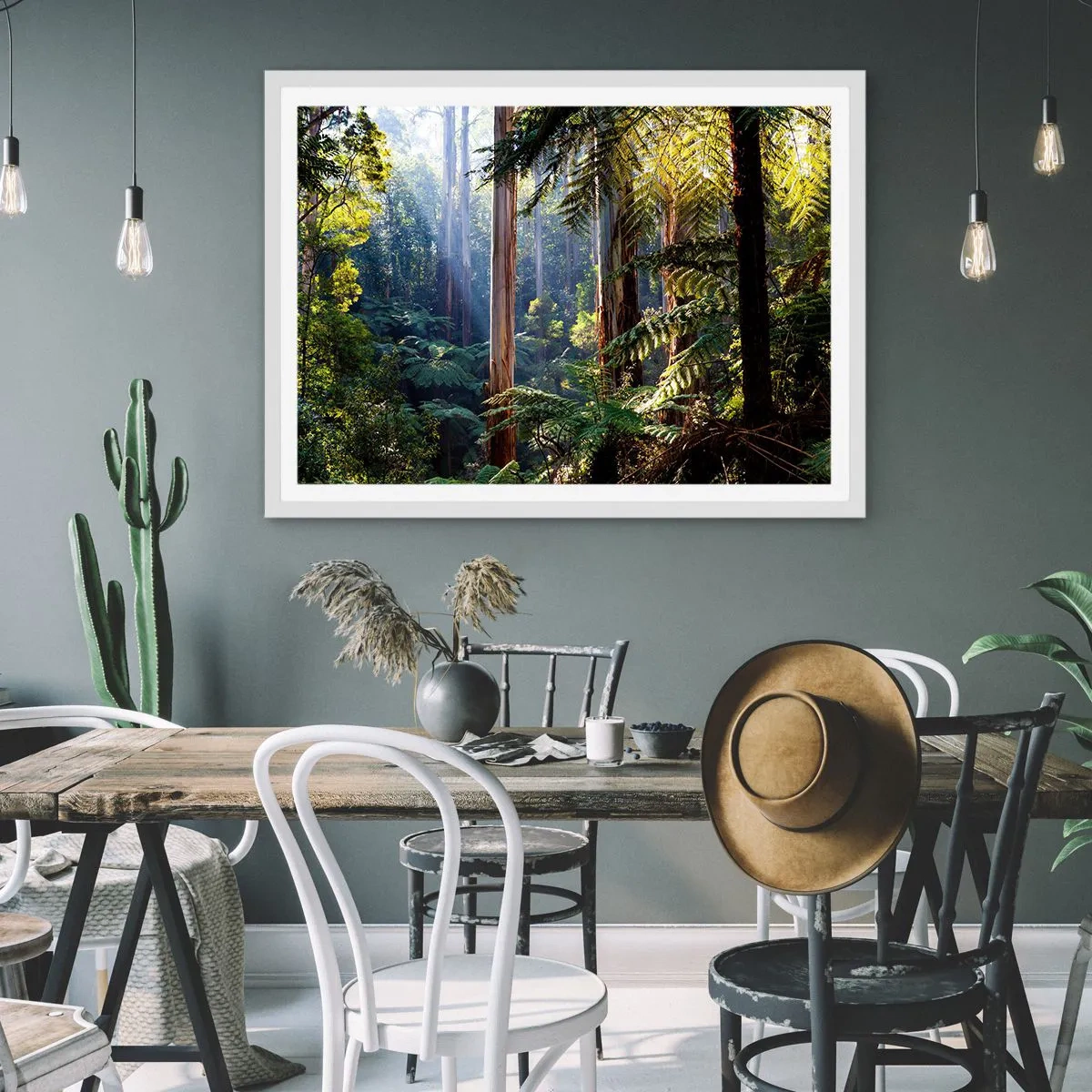 Affisch i vit ram - Skogens saga - 91x61 cm