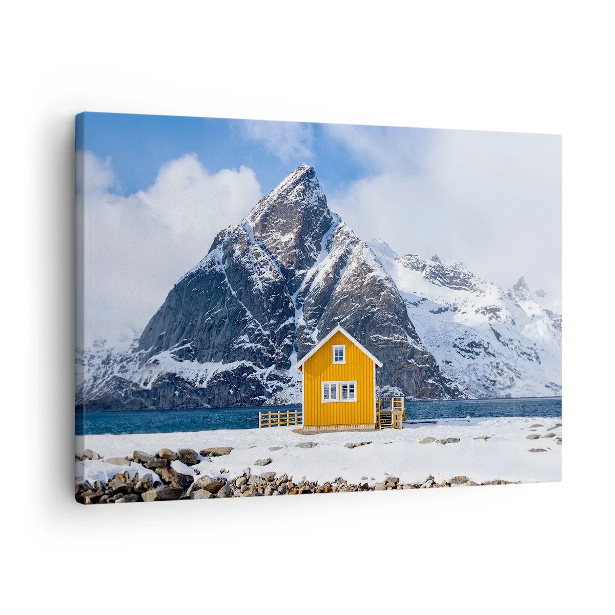 Canvastavla - Bild på duk - Ett gult hus mot bakgrund av snötäckta berg och havet - 70x50cm - Skandinavisk semester - Modern väggdekoration för vardagsrum och sovrum ARTTOR
