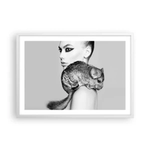 Affisch i vit ram - Dam med chinchilla - 70x50 cm