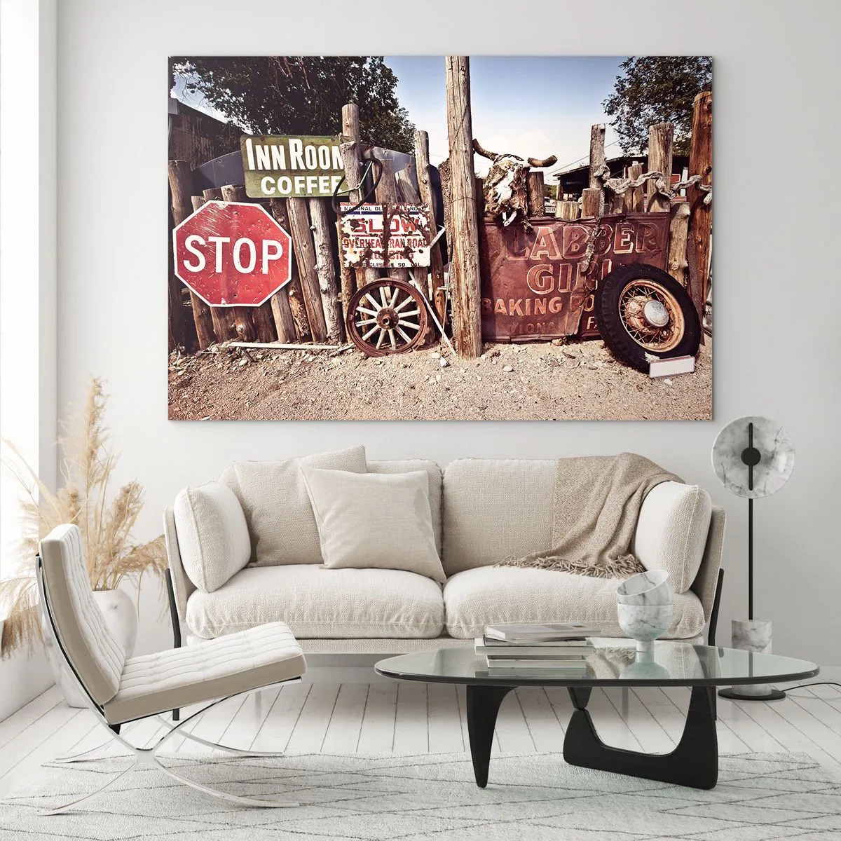 Glastavla - Bild på glas - Trästaket med vintageskyltar och hjul - 70x50cm - Och tiden står stilla - Modern väggdekoration för vardagsrum och sovrum ARTTOR