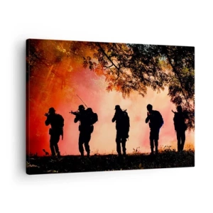 Canvastavla - Bild på duk - Silhuetter av soldater i skogen mot den orange himlen - 70x50cm - ...Alla för en - Modern väggdekoration för vardagsrum och sovrum ARTTOR