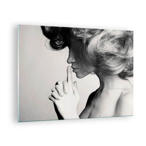 Glastavla - Bild på glas - En kvinna på ett svartvitt fotografi som gestikulerar för tystnad - 70x50cm - Lyssnar på sig själv - Modern väggdekoration för vardagsrum och sovrum ARTTOR
