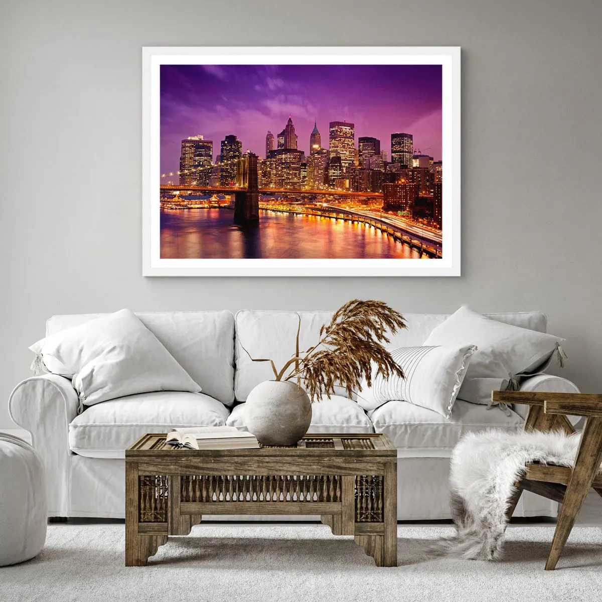 Affisch i vit ram - Manhattan i violett och guld - 30x30 cm