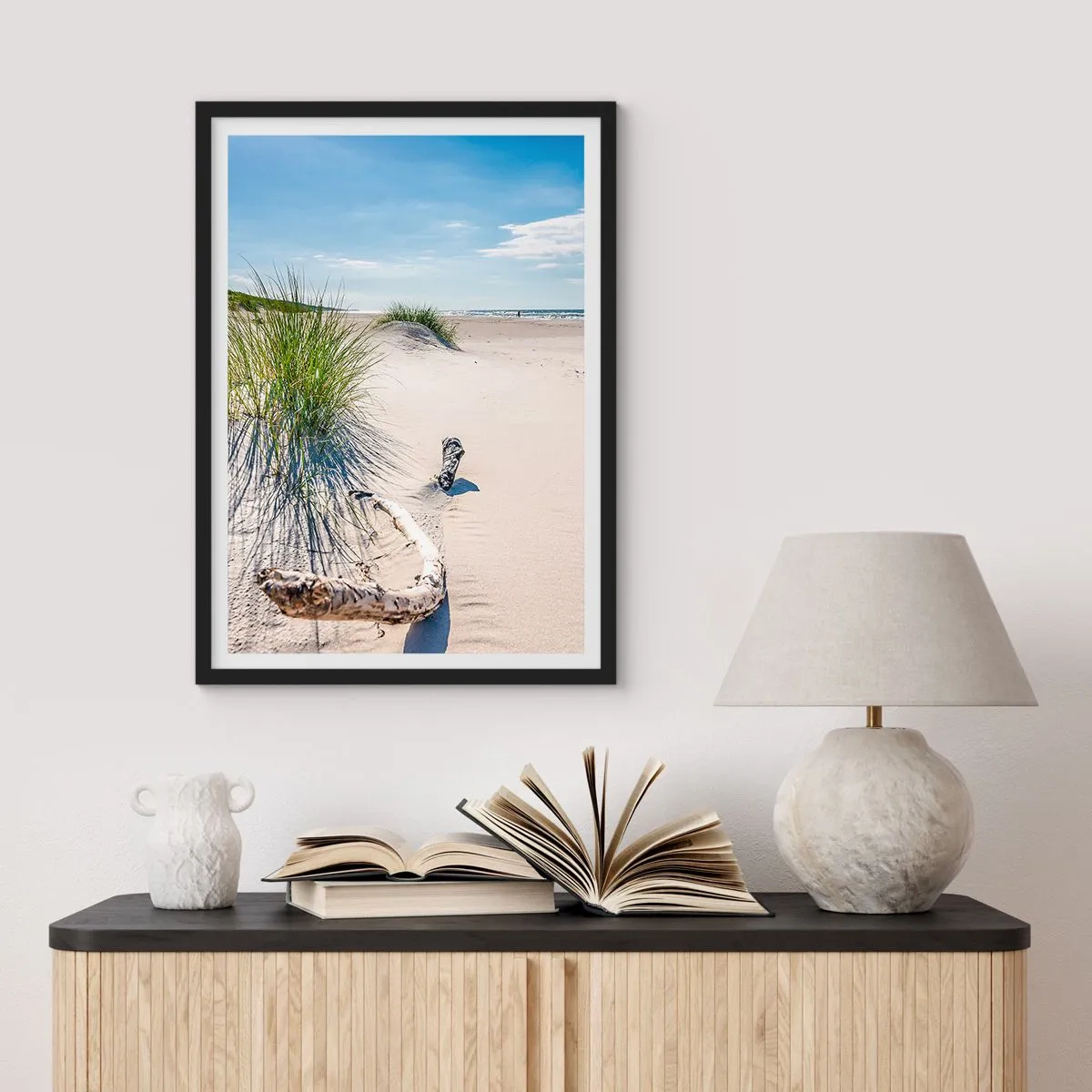 Affisch i svart ram - Strand med sanddyner, gräs och grenar i solljuset - 50x70cm - Vackrast? Östersjöstrand - Modern väggdekoration för vardagsrum och sovrum ARTTOR