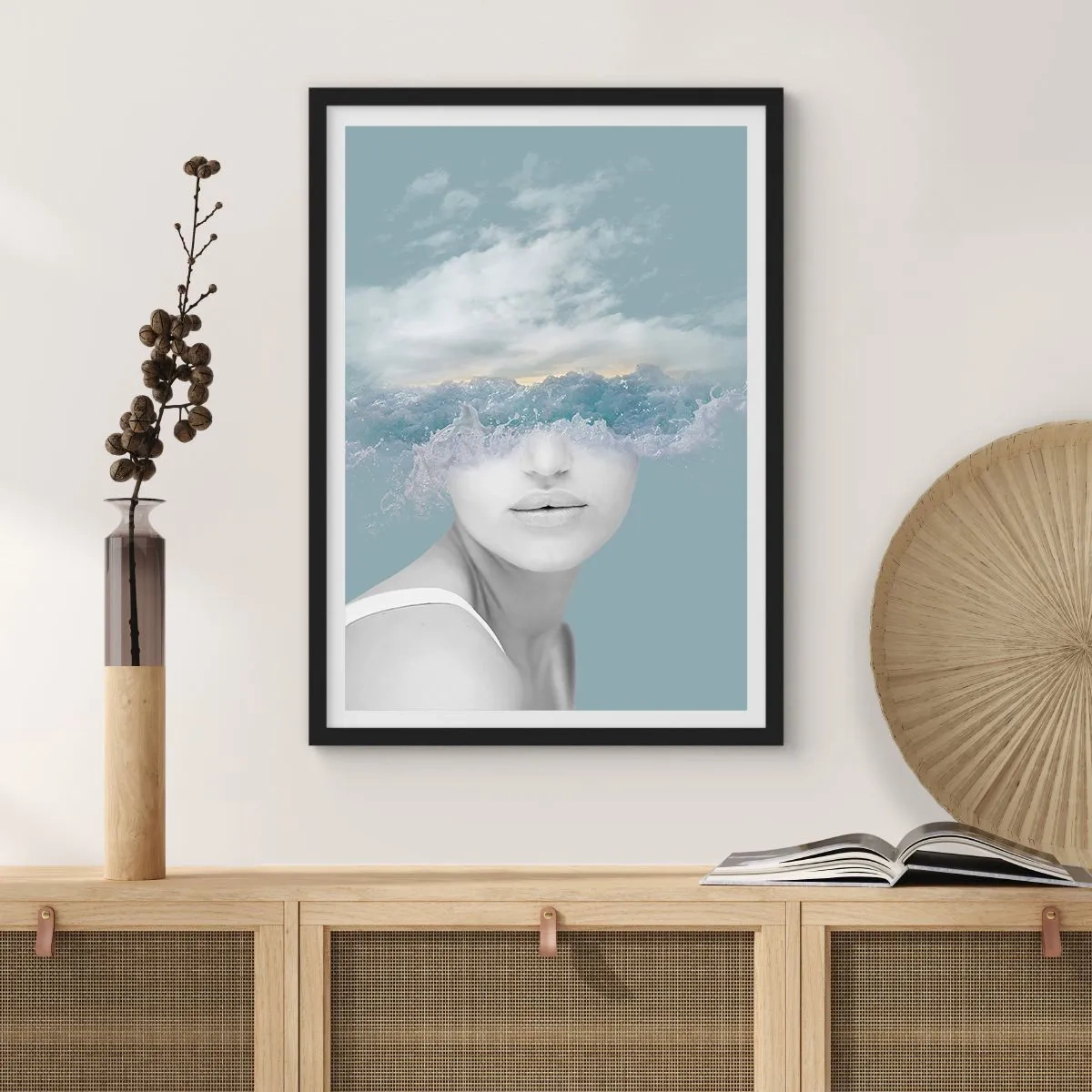 Affisch i svart ram - En kvinna med havsvågor som ögon - 50x70cm - Med huvudet i molnen - Modern väggdekoration för vardagsrum och sovrum ARTTOR