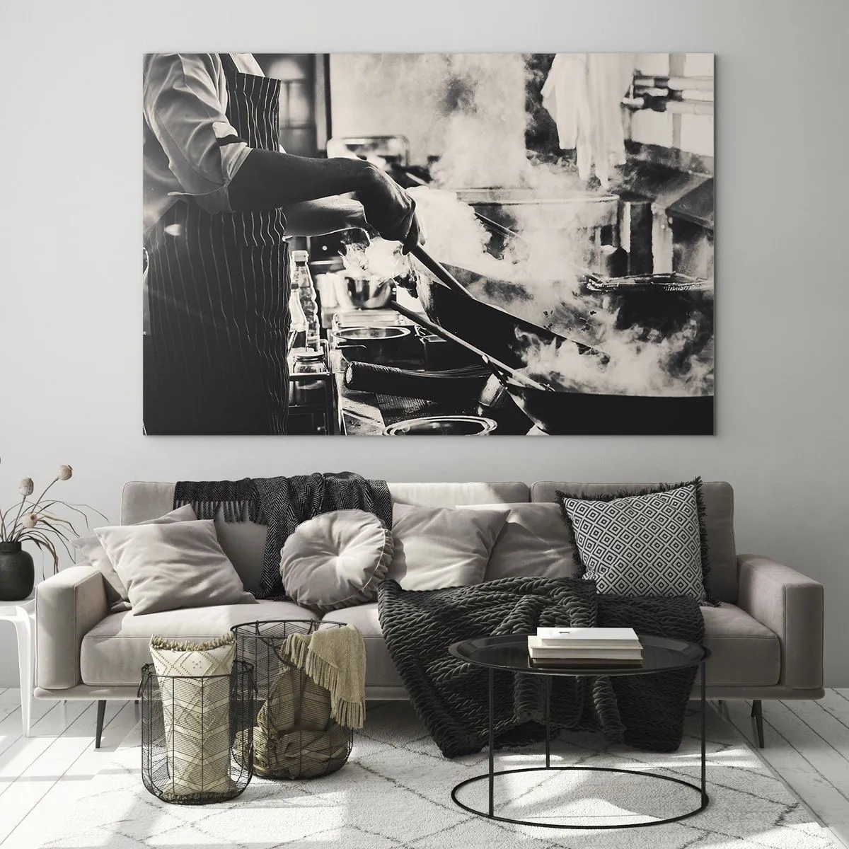 Glastavla - Bild på glas - En kock i aktion med en stekpanna i ett kök fyllt med ånga - 70x50cm - Alkemi av smaker - Modern väggdekoration för vardagsrum och sovrum ARTTOR