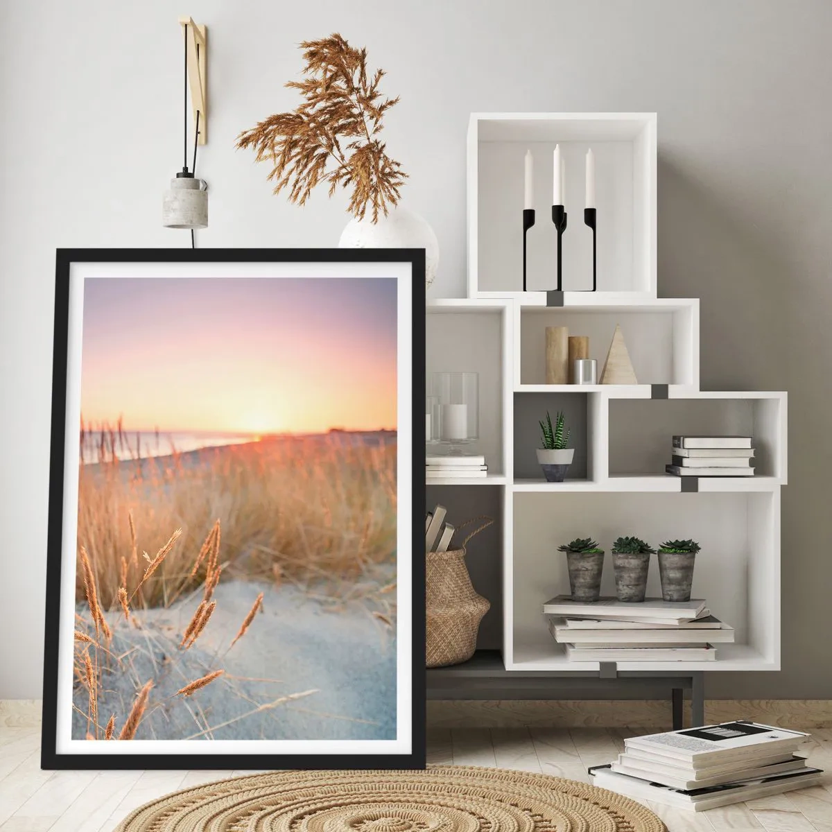 Affisch i svart ram - Gräset på sanddynerna upplyst av den nedgående solen - 50x70cm - Östersjövaggvisa - Modern väggdekoration för vardagsrum och sovrum ARTTOR