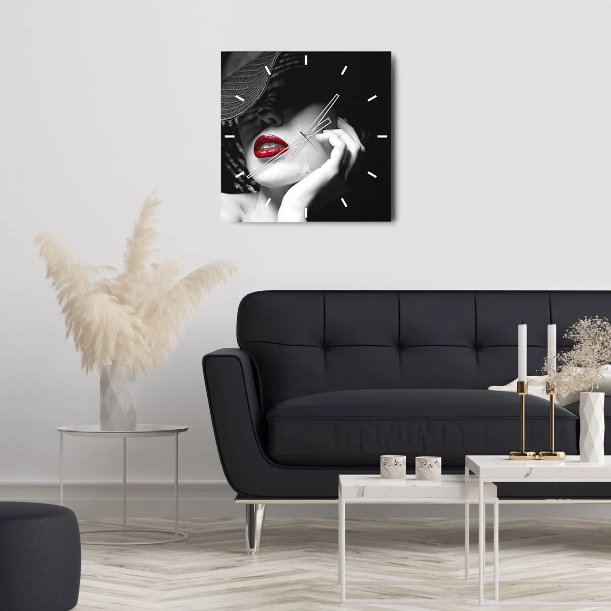 Väggklocka - Klocka på glas - En studie i scharlakansröd - 30x30 cm