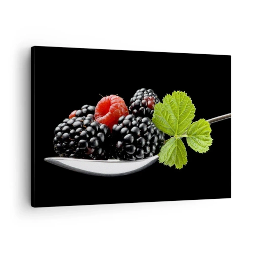 Canvastavla - Bild på duk - Björnbär och hallon på en sked med ett blad på svart bakgrund - 70x50cm - Fräschhetens smak - Modern väggdekoration för vardagsrum och sovrum ARTTOR
