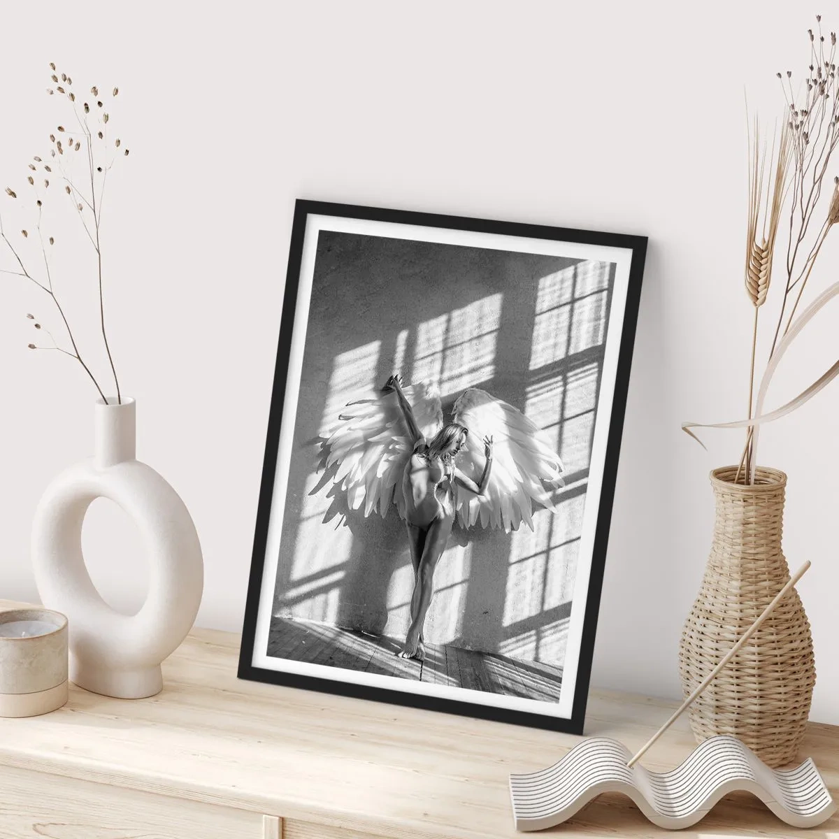 Affisch i svart ram - Svartvitt fotografi av en kvinna med änglavingar - 50x70cm - Direkt från himlen - Modern väggdekoration för vardagsrum och sovrum ARTTOR