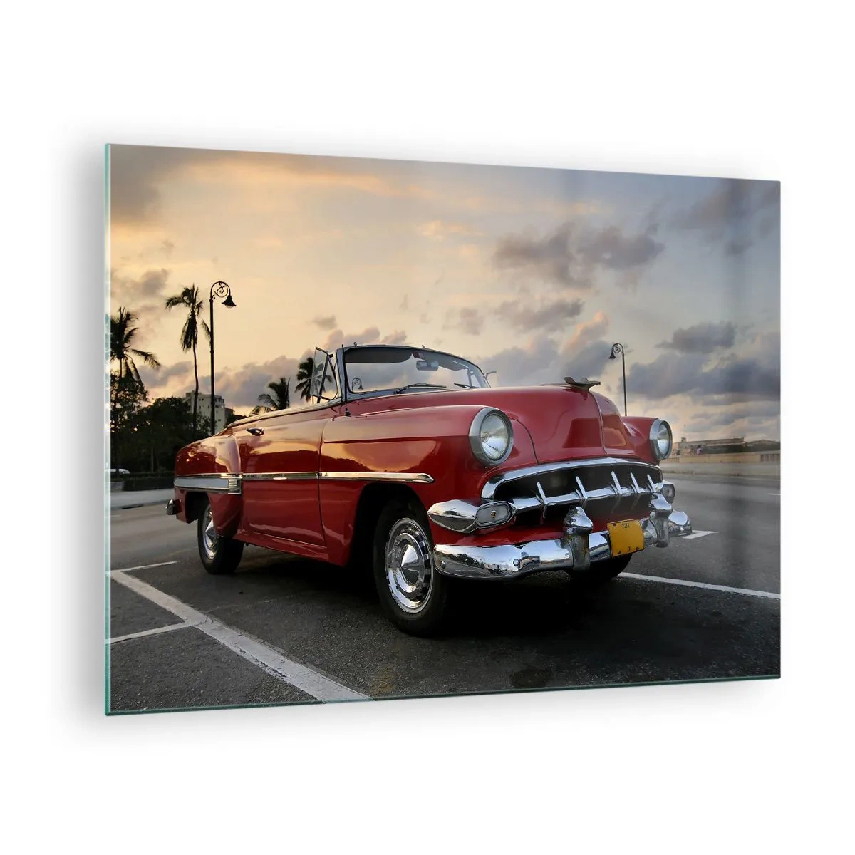 Glastavla - Bild på glas - En röd klassisk cabriolet mot en solnedgångsbakgrund - 70x50cm - Tropikens röda glöd - Modern väggdekoration för vardagsrum och sovrum ARTTOR