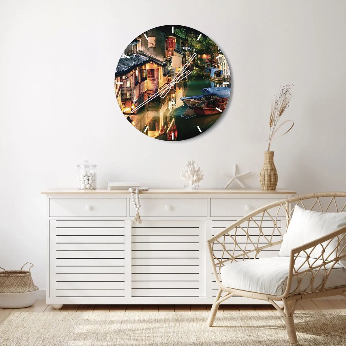 Väggklocka - Klocka på glas - Atmosfärisk kanal med båtar och kinesisk arkitektur på natten - 30x30cm - En kväll på kinesisk gata - Modern väggdekoration för vardagsrum, kök och sovrum ARTTOR