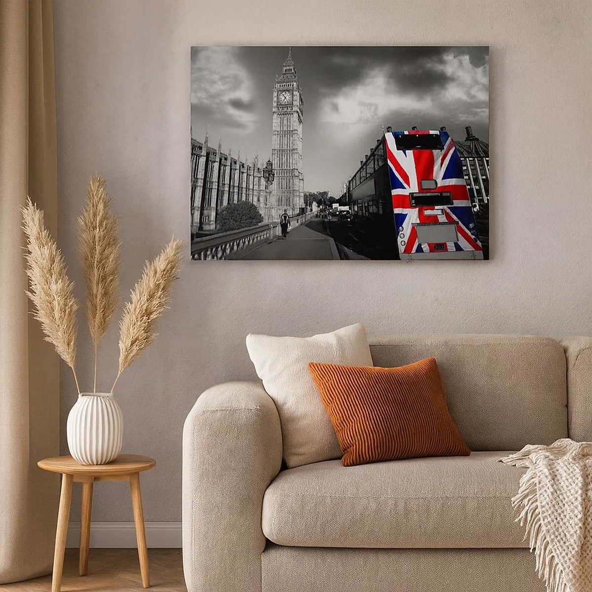 Canvastavla - Bild på duk - Big Ben och en buss med en brittisk flagga mot en svartvit bakgrund - 70x50cm - Stolt och stor - Modern väggdekoration för vardagsrum och sovrum ARTTOR