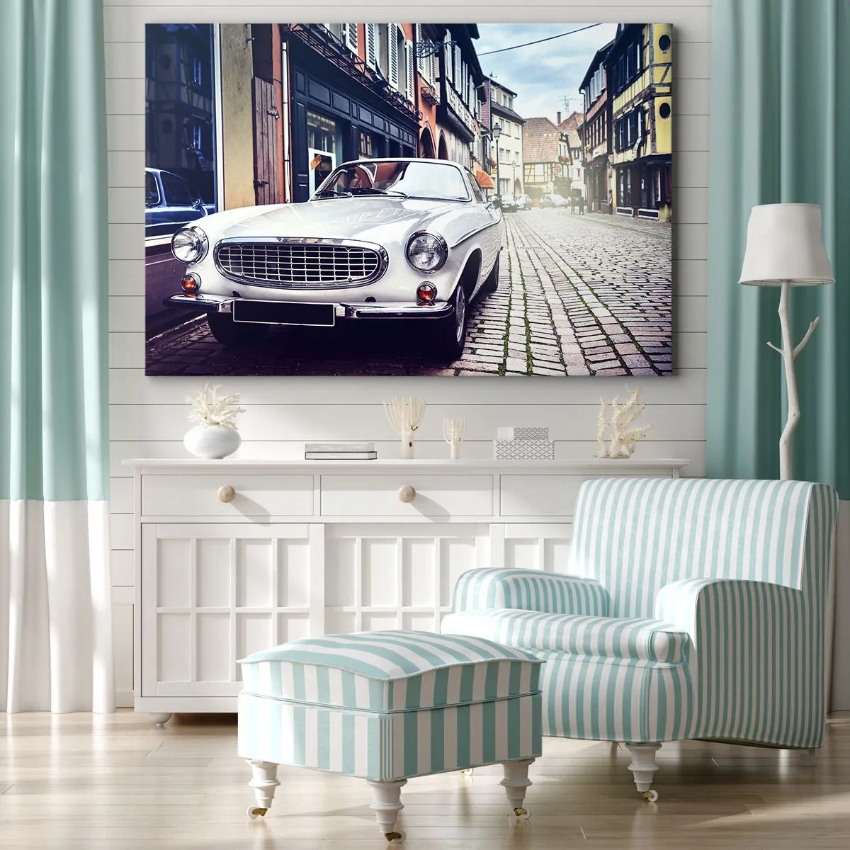 Canvastavla - Bild på duk - En klassisk vit bil på en kullerstensgata i staden - 70x50cm - Det förflutna är idag - Modern väggdekoration för vardagsrum och sovrum ARTTOR
