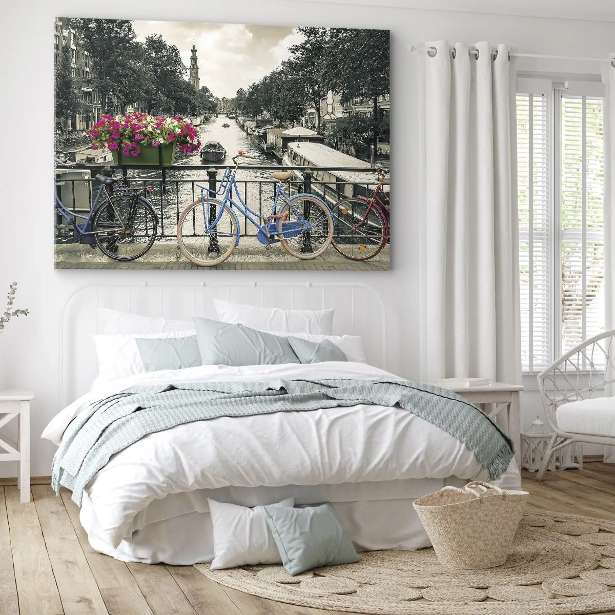 Canvastavla - Bild på duk - En bro med cyklar och blommor över en kanal i Amsterdam - 70x50cm - En Amsterdams gatas färger - Modern väggdekoration för vardagsrum och sovrum ARTTOR