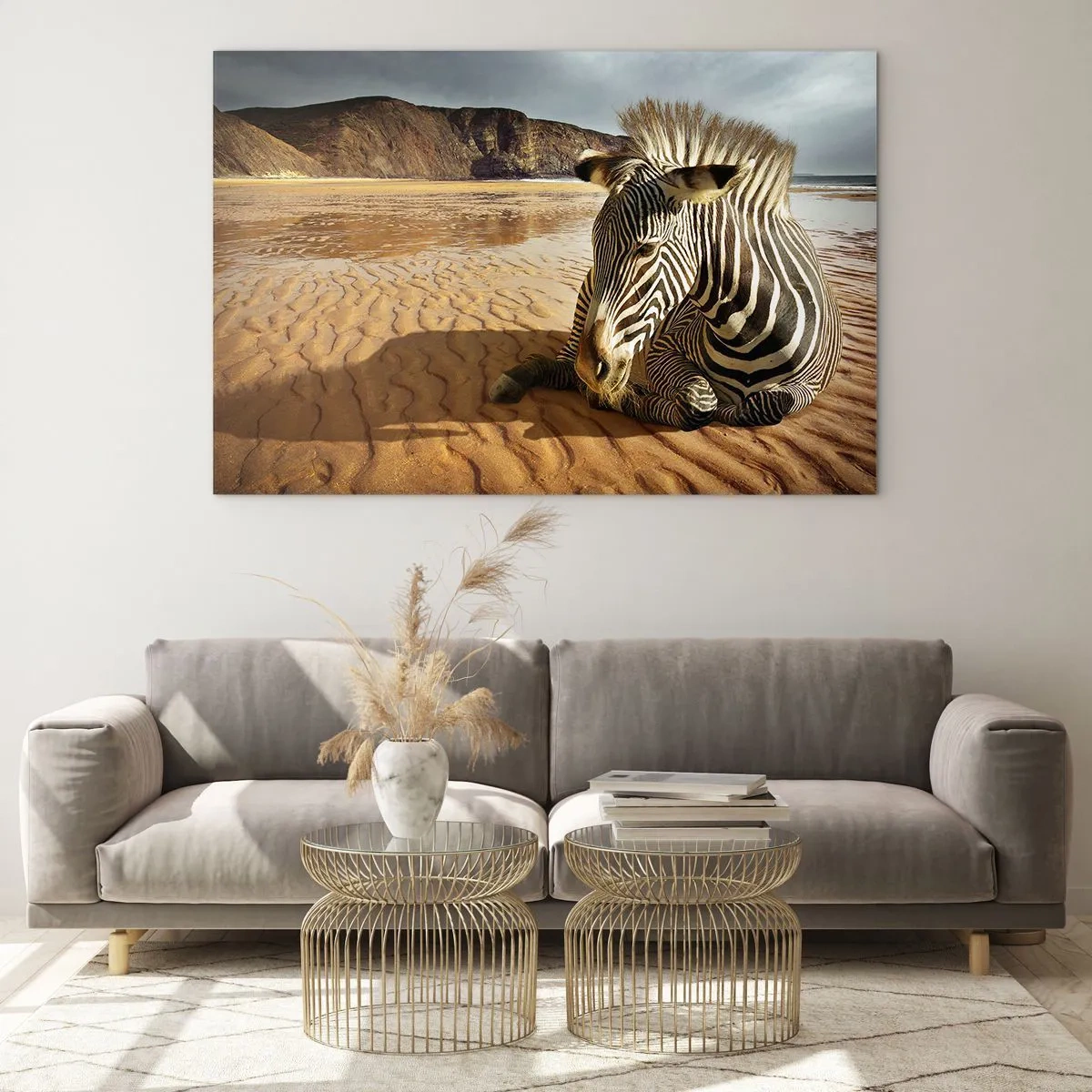 Glastavla - Bild på glas - En zebra som vilar på stranden vid solnedgången - 70x50cm - Vi passar till varandra - Modern väggdekoration för vardagsrum och sovrum ARTTOR