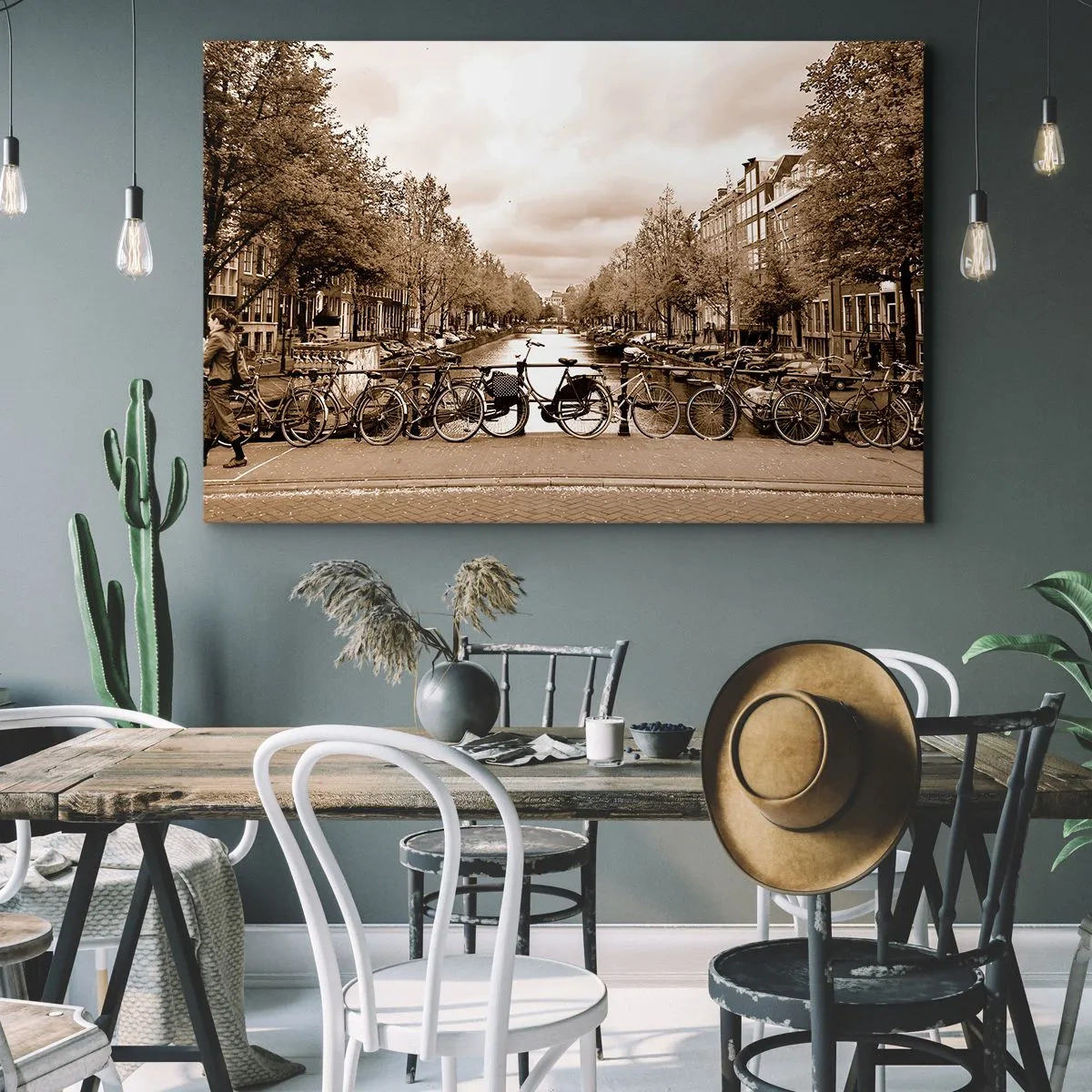 Canvastavla - Bild på duk - Cykelbro över kanalen i sepia - 70x50cm - Holländsk stämning - Modern väggdekoration för vardagsrum och sovrum ARTTOR