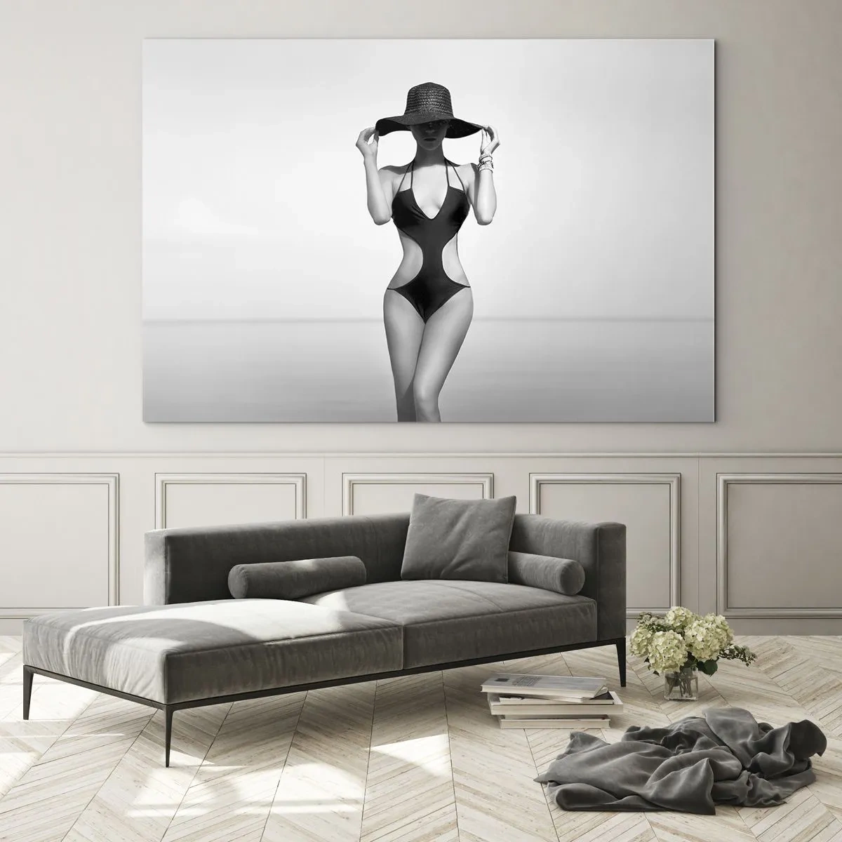 Glastavla - Bild på glas - En kvinna i svart baddräkt och hatt mot havet - 70x50cm - Mitt förnamn är: Elegans - Modern väggdekoration för vardagsrum och sovrum ARTTOR
