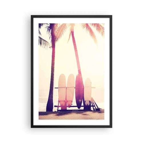 Affisch i svart ram - Surfbrädor uppradade under palmer på stranden - 50x70cm - Det blir en underbar dag - Modern väggdekoration för vardagsrum och sovrum ARTTOR