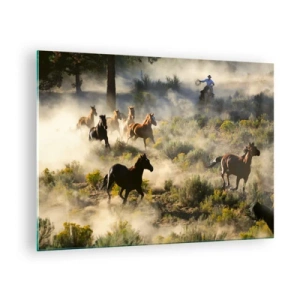 Glastavla - Bild på glas - En hjord hästar galopperar genom dammet och en cowboy mot naturens bakgrund - 70x50cm - Tävlande - frihet eller manlig styrka? - Modern väggdekoration för vardagsrum och sovrum ARTTOR