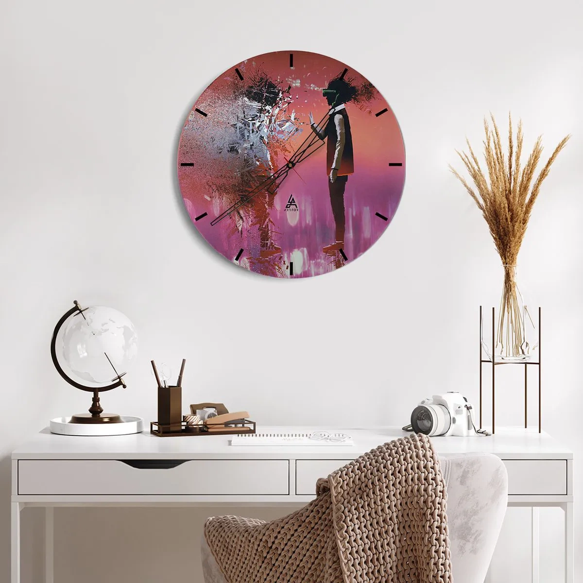 Väggklocka - Klocka på glas - En karaktär med VR-glasögon i en futuristisk, rosa värld - 30x30cm - Kan man titta in i sig själv? - Modern väggdekoration för vardagsrum, kök och sovrum ARTTOR