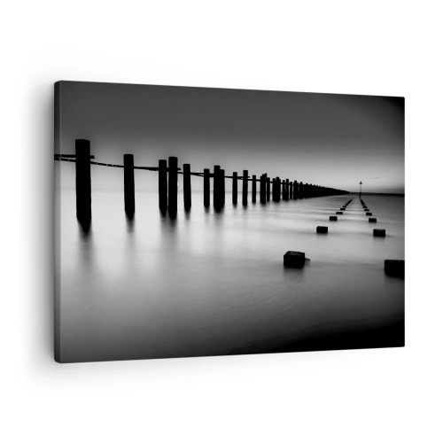 Canvastavla - Bild på duk - Trästolpar och betongblock nedsänkta i vatten i svartvita toner - 70x50cm - Landskap doppat i dimman - Modern väggdekoration för vardagsrum och sovrum ARTTOR