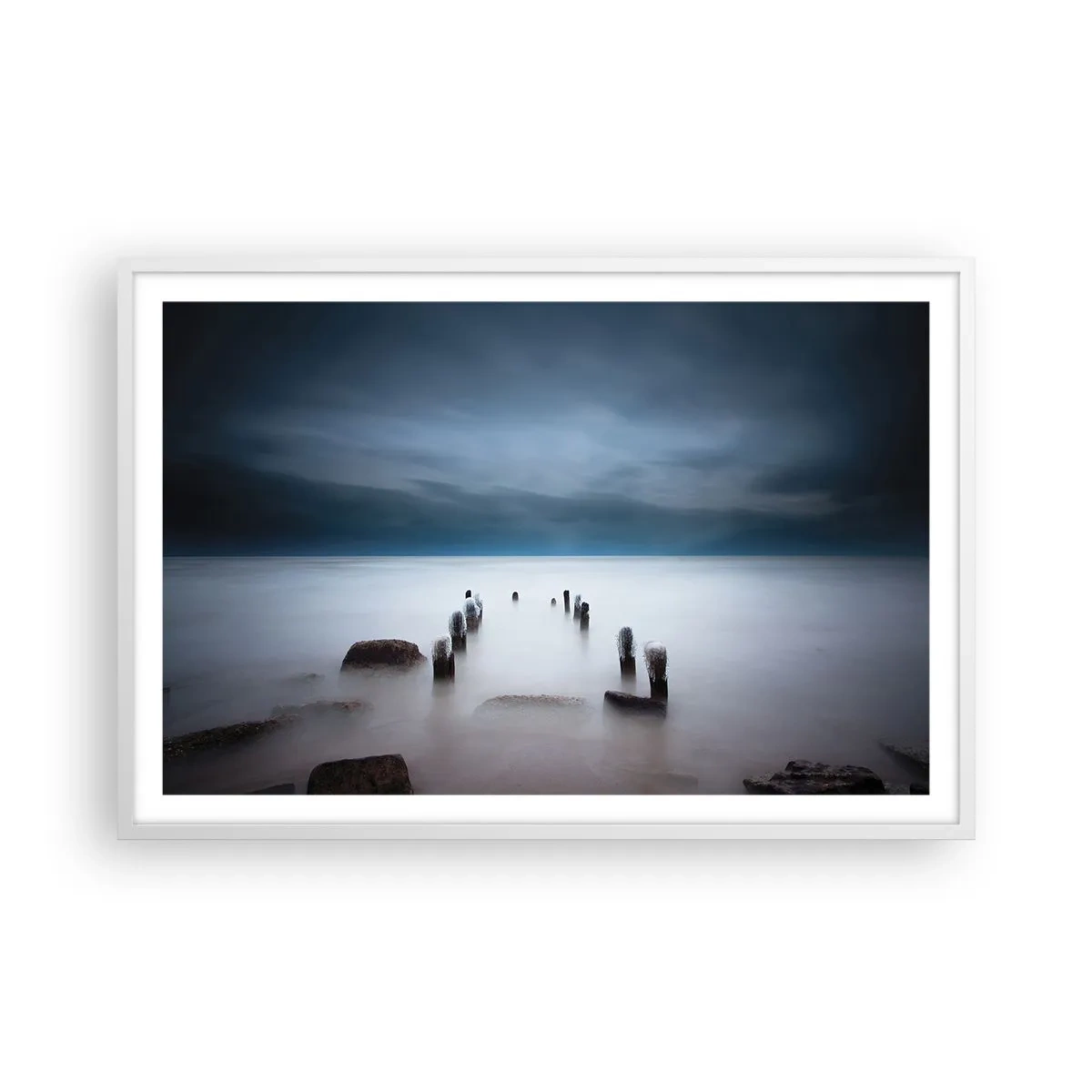 Affisch i vit ram - Fundersam sjö - 91x61 cm