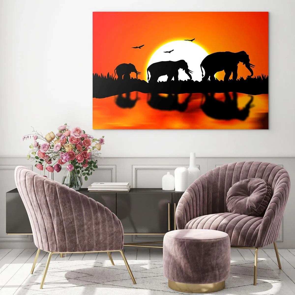 Glastavla - Bild på glas - Silhuetter av elefanter mot den nedgående solen - 70x50cm - Och på kvällen tar vi en liten drink - Modern väggdekoration för vardagsrum och sovrum ARTTOR