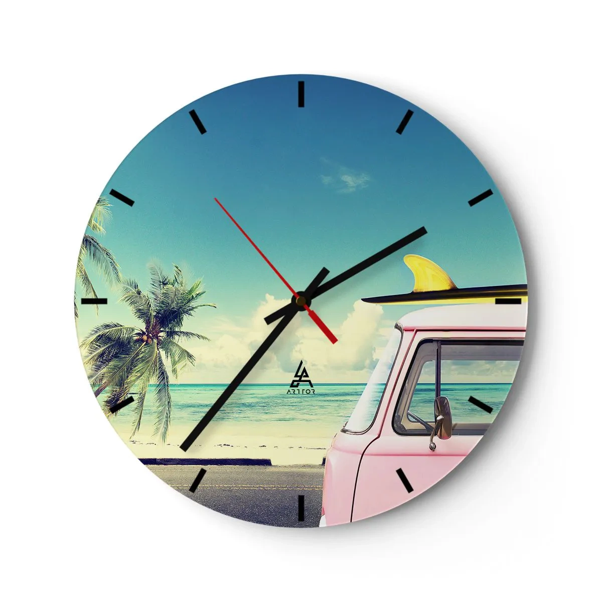 Väggklocka - Klocka på glas - Rosa skåpbil med surfbräda på stranden - 30x30cm - Dags att börja semester - Modern väggdekoration för vardagsrum, kök och sovrum ARTTOR