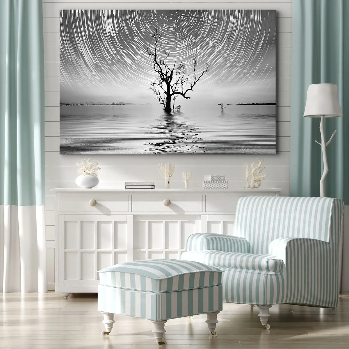Canvastavla - Bild på duk - Ett träd i vattnet under en natthimmel med rörliga stjärnor - 70x50cm - Naturens symfoni - Modern väggdekoration för vardagsrum och sovrum ARTTOR