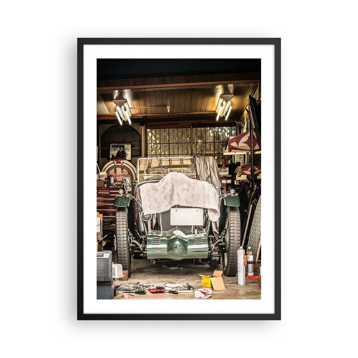 Affisch i svart ram - En veteranbil i ett garage omgivet av verktyg - 50x70cm - Tillbaka till det förflutna - Modern väggdekoration för vardagsrum och sovrum ARTTOR