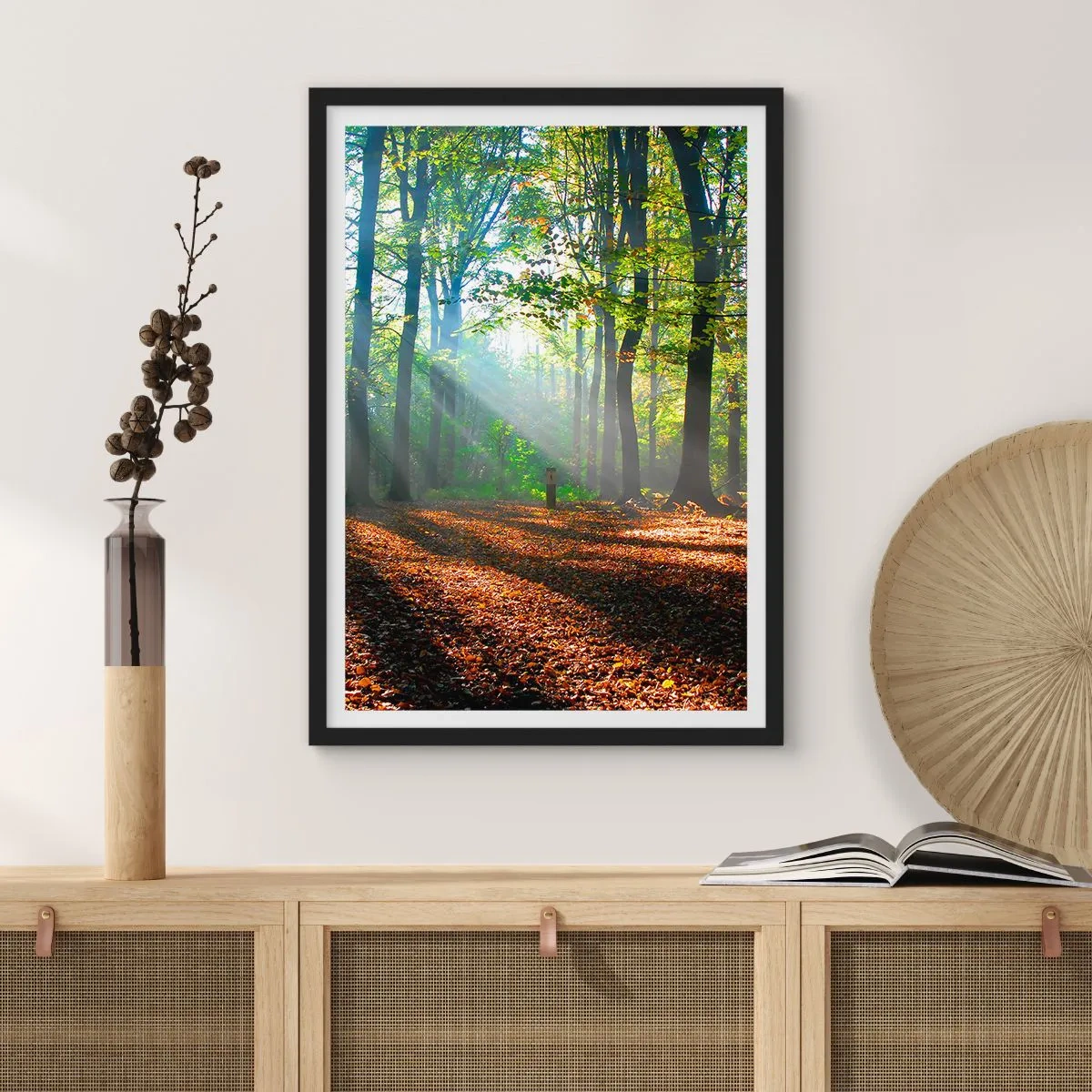 Affisch i svart ram - Solstrålar i höstskogen - 50x70cm - Sken-och skuggspel - Modern väggdekoration för vardagsrum och sovrum ARTTOR
