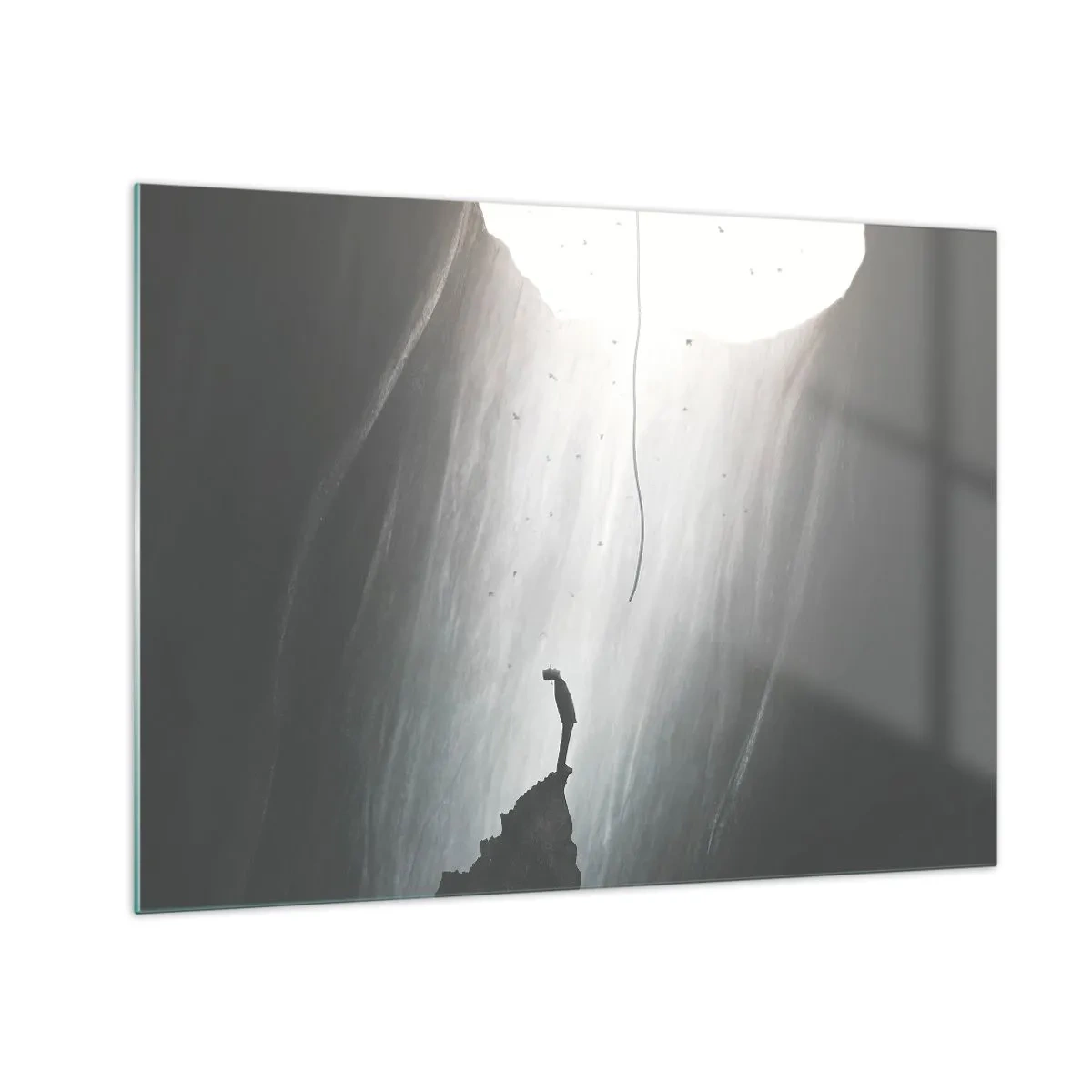 Glastavla - Bild på glas - En man som står i mörkret vid foten av en lysande utgång över en avgrund - 70x50cm - Det finns alltid en väg ut - Modern väggdekoration för vardagsrum och sovrum ARTTOR