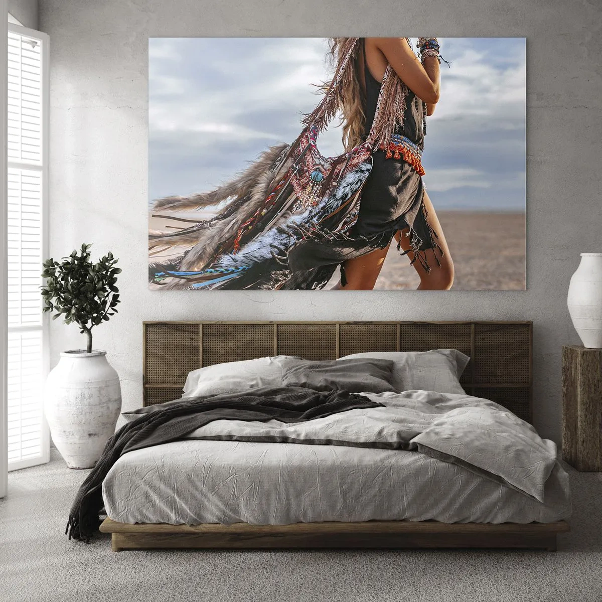 Glastavla - Bild på glas - Boho-stilkvinna med fjädrar och dekorationer mot en ökenbakgrund - 70x50cm - Shamanens flicka - Modern väggdekoration för vardagsrum och sovrum ARTTOR