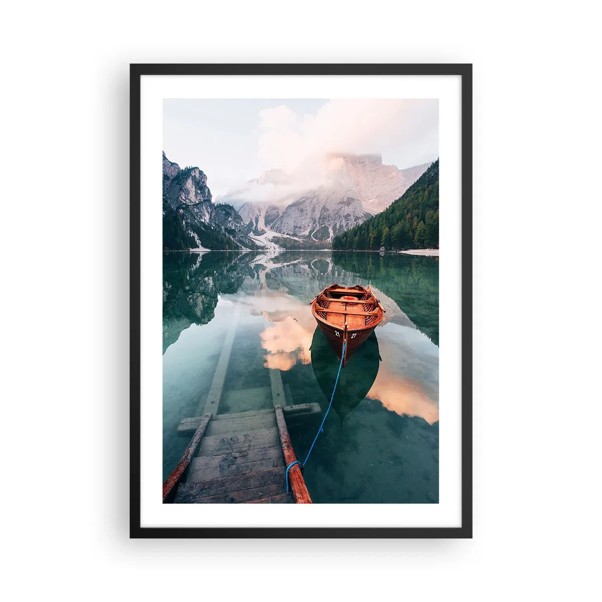 Affisch i svart ram - En träbåt på en lugn sjö omgiven av berg - 50x70cm - Lugn bergsömn - Modern väggdekoration för vardagsrum och sovrum ARTTOR