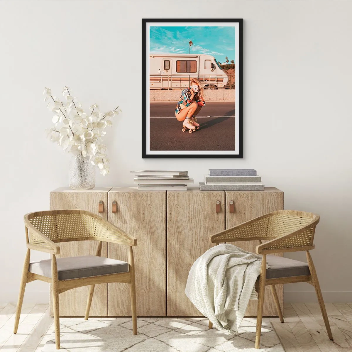 Affisch i svart ram - En flicka på rullskridskor med en kamera framför en husbil - 50x70cm - Ett leende, tack! - Modern väggdekoration för vardagsrum och sovrum ARTTOR