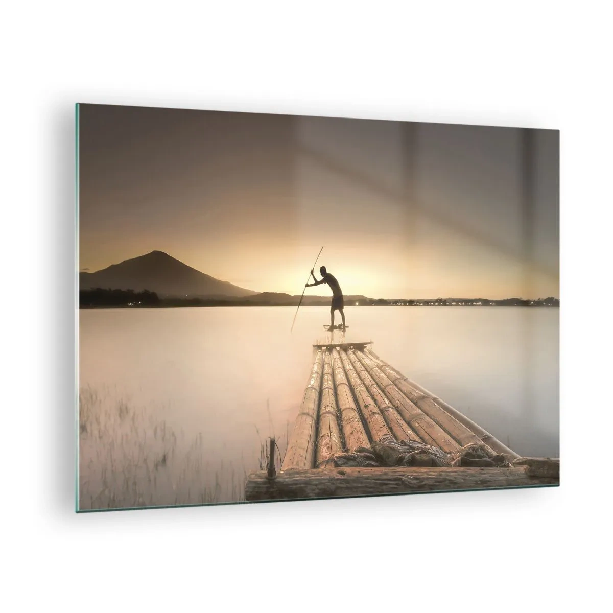 Glastavla - Bild på glas - En fiskare på en bambuflotte i skymningen - 70x50cm - Före avkoppling - Modern väggdekoration för vardagsrum och sovrum ARTTOR