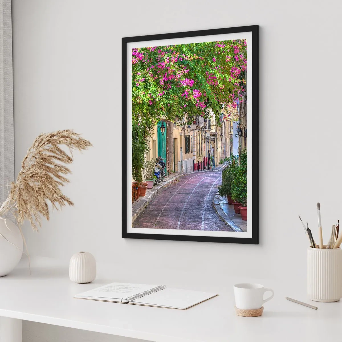 Affisch i svart ram - En färgglad gata med blommande blommor och klassisk arkitektur - 50x70cm - Blommande gata - Modern väggdekoration för vardagsrum och sovrum ARTTOR
