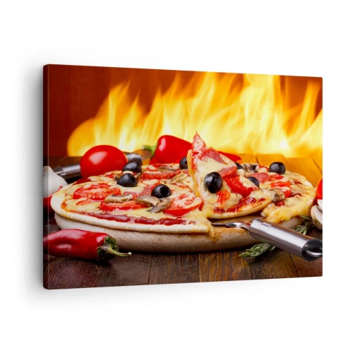 Canvastavla - Bild på duk - Pizza med oliver, tomater och paprika mot en bakgrund av lågor - 70x50cm - From Italy with love - Modern väggdekoration för vardagsrum och sovrum ARTTOR