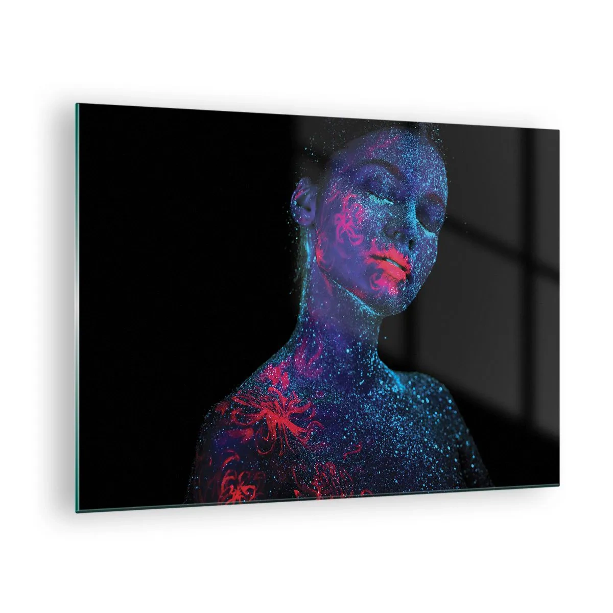 Glastavla - Bild på glas - Porträtt av en kvinna med fluorescerande kroppsmålning - 70x50cm - I sjärndammet - Modern väggdekoration för vardagsrum och sovrum ARTTOR