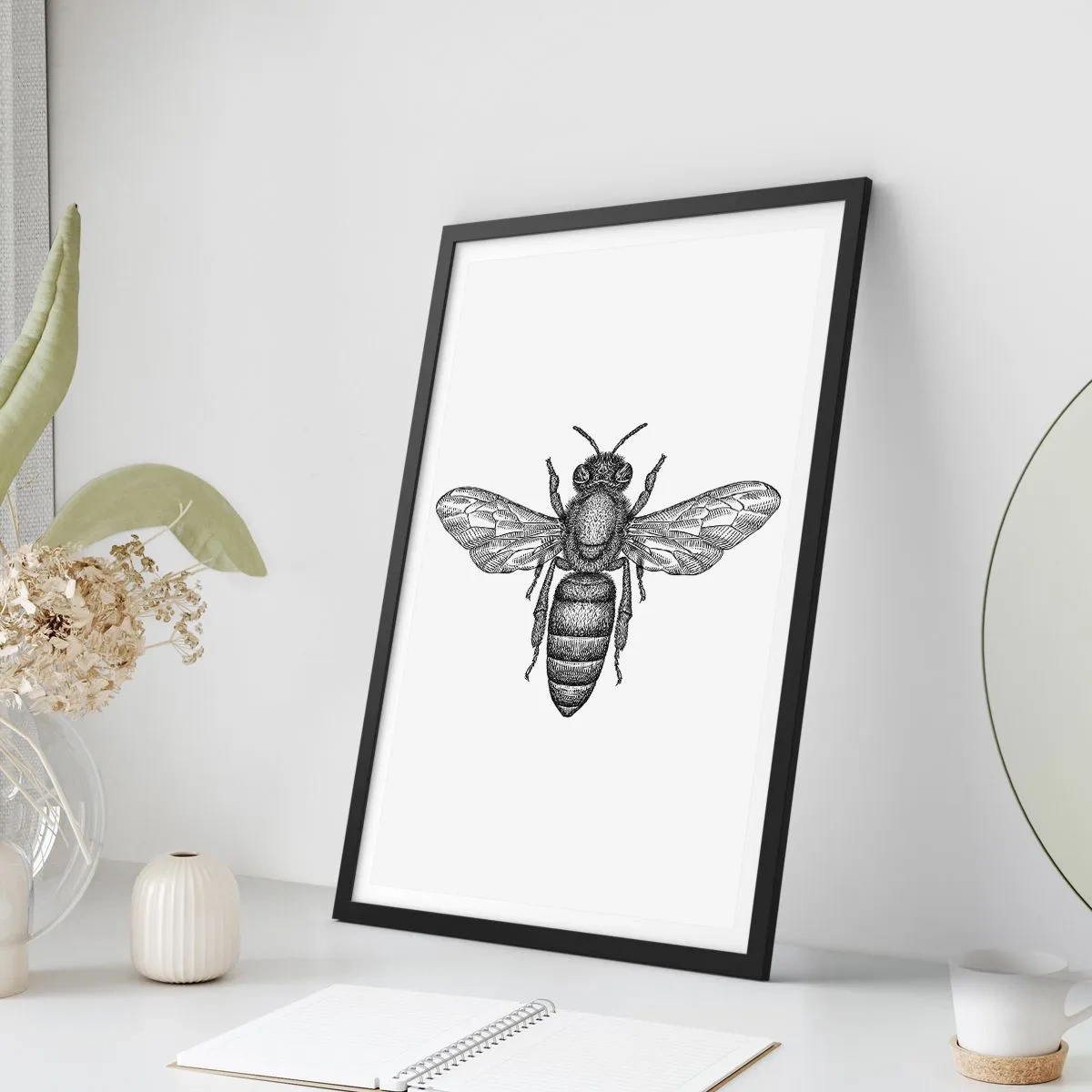 Affisch i svart ram - Noggrann illustration av ett bi på vit bakgrund - 50x70cm - Porträtt av en insekt - Modern väggdekoration för vardagsrum och sovrum ARTTOR