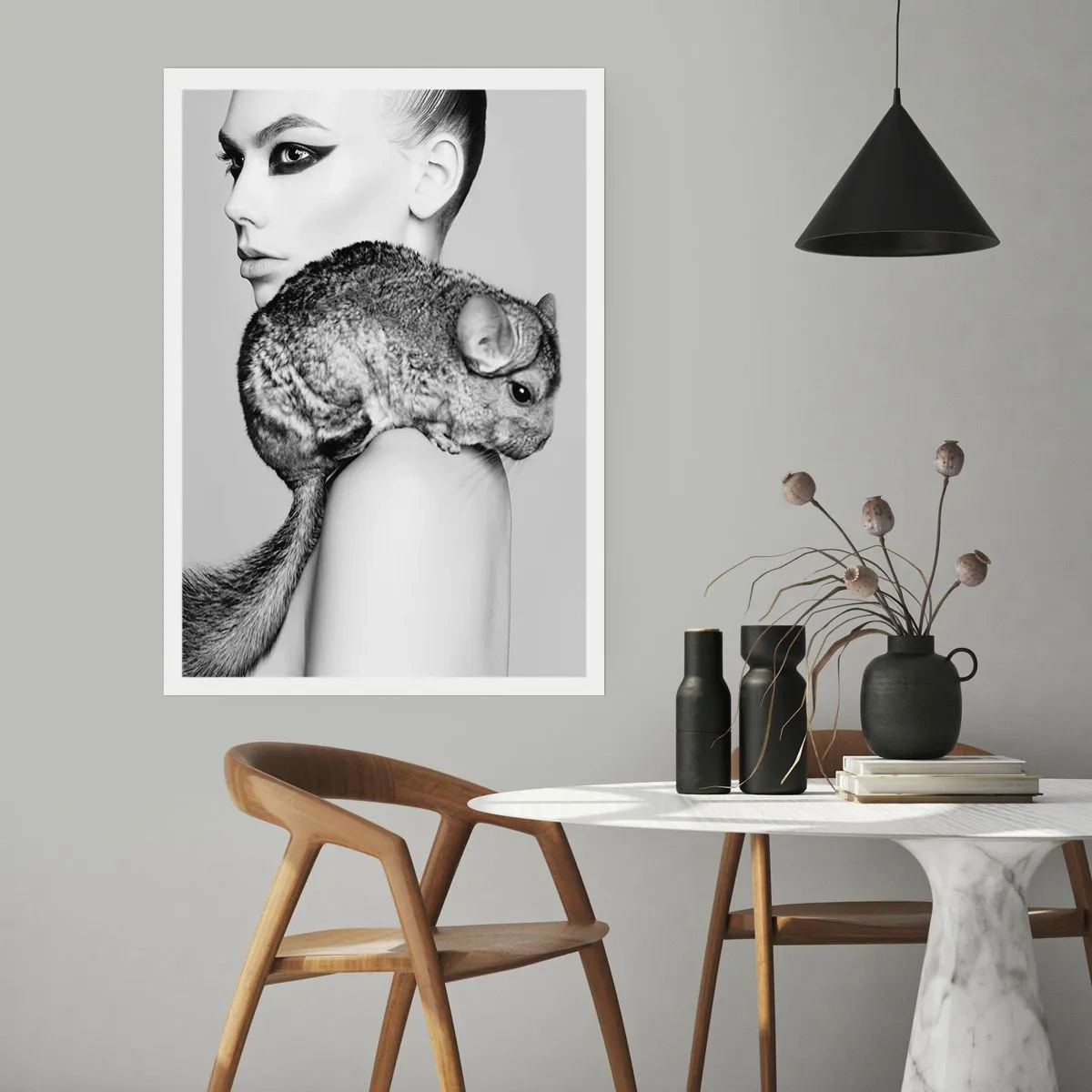 Affisch - Dam med chinchilla - 61x91 cm